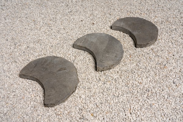 Limesstone-Trittplatte, getrommelt, sichelförmig